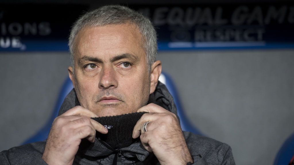 Descomunal pelea a botellazos entre Mourinho, Lukalú y Arteta tras la victoria del City Descomunal pelea a botellazos entre Mourinho, Lukalú y Arteta tras la victoria del City