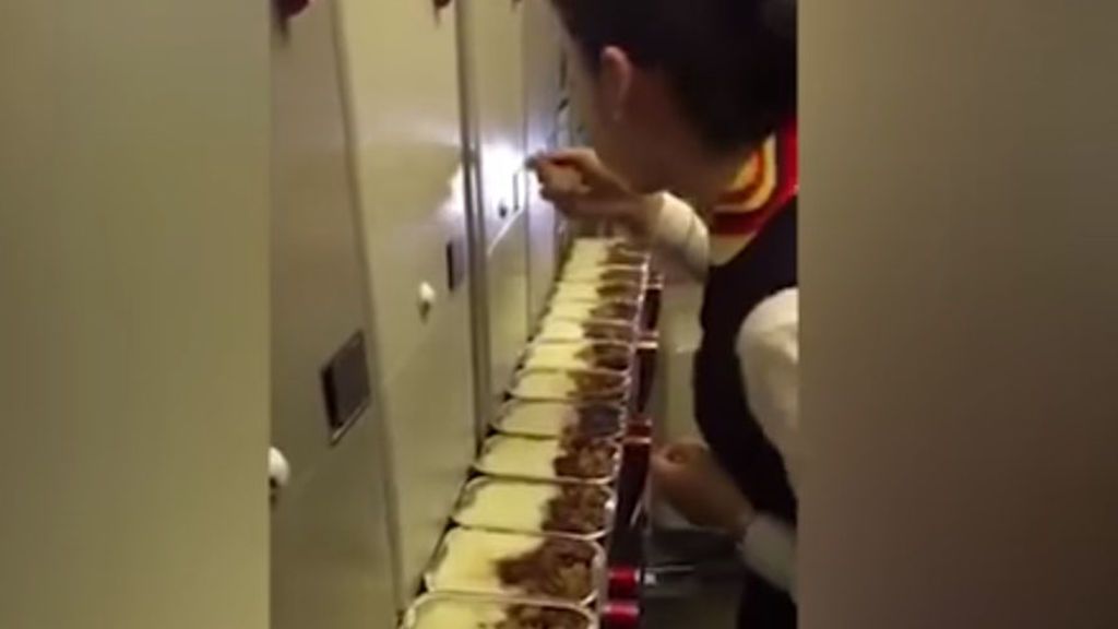 Despiden a una azafata por probar la comida sobrante de los pasajeros