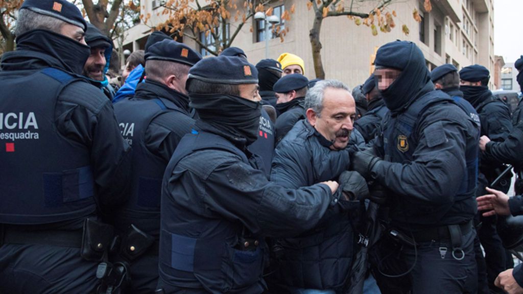 Tensión entre manifestantes y Mossos en los exteriores del Museo de Lleida