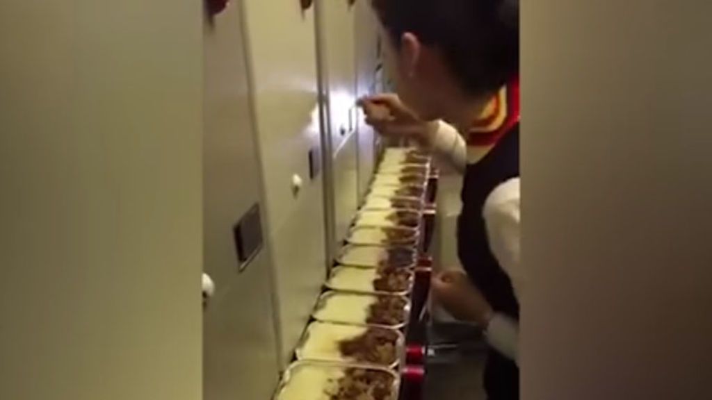 Despiden a una azafata por probar la comida sobrante de los pasajeros