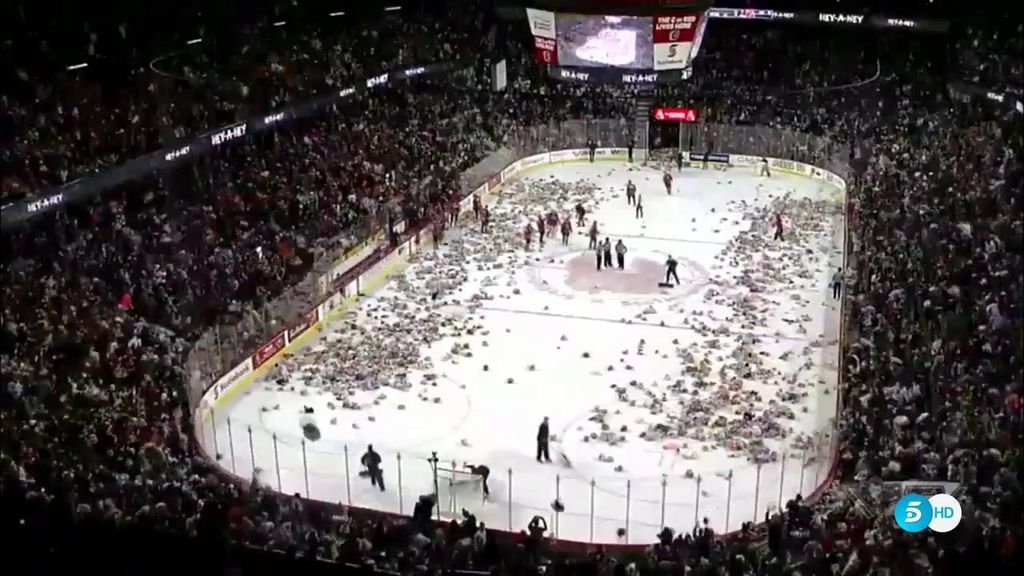 Lluvia de 24.000 ositos de peluche para regalar en hospitales en un partido de hockey en Canadá