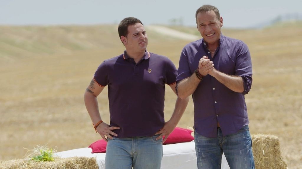 Sigi, participante en la quinta y sexta edición de 'Granjero busca esposa', junto al presentador Carlos Lozano.