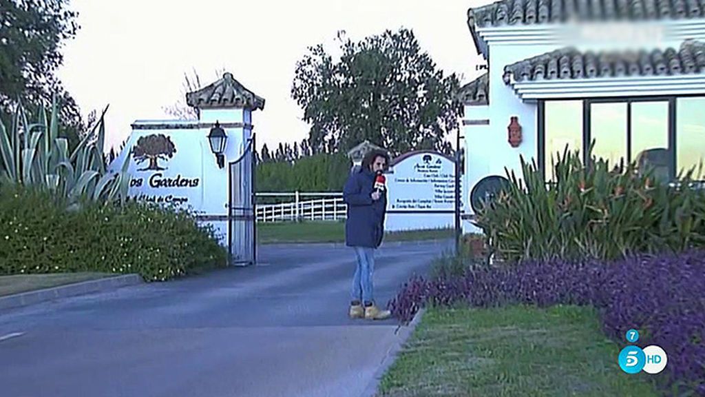 Impiden que José Antonio León entre en directo en la urbanización en la que viven Jesulín y Campanario