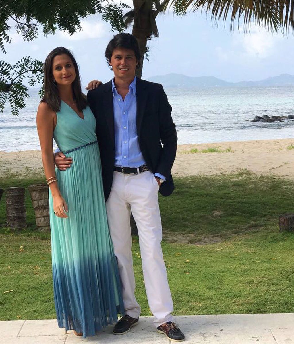 Cristina Fernández, con un vestigo largo de diferentes tonos de azul y escote en 'V' junto a su pareja