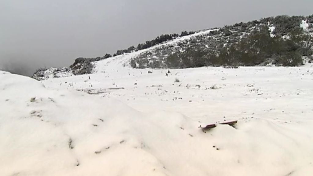 Nieve y más nieve: esta es la estampa que ha dejado la borrasca Ana en Asturias