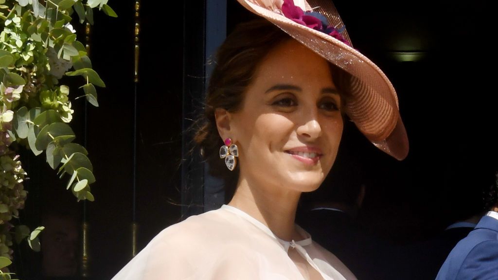 Pavos reales bordados y corona de flores: el vestido de Tamara Falcó en la boda de su hermana Ana, al detalle
