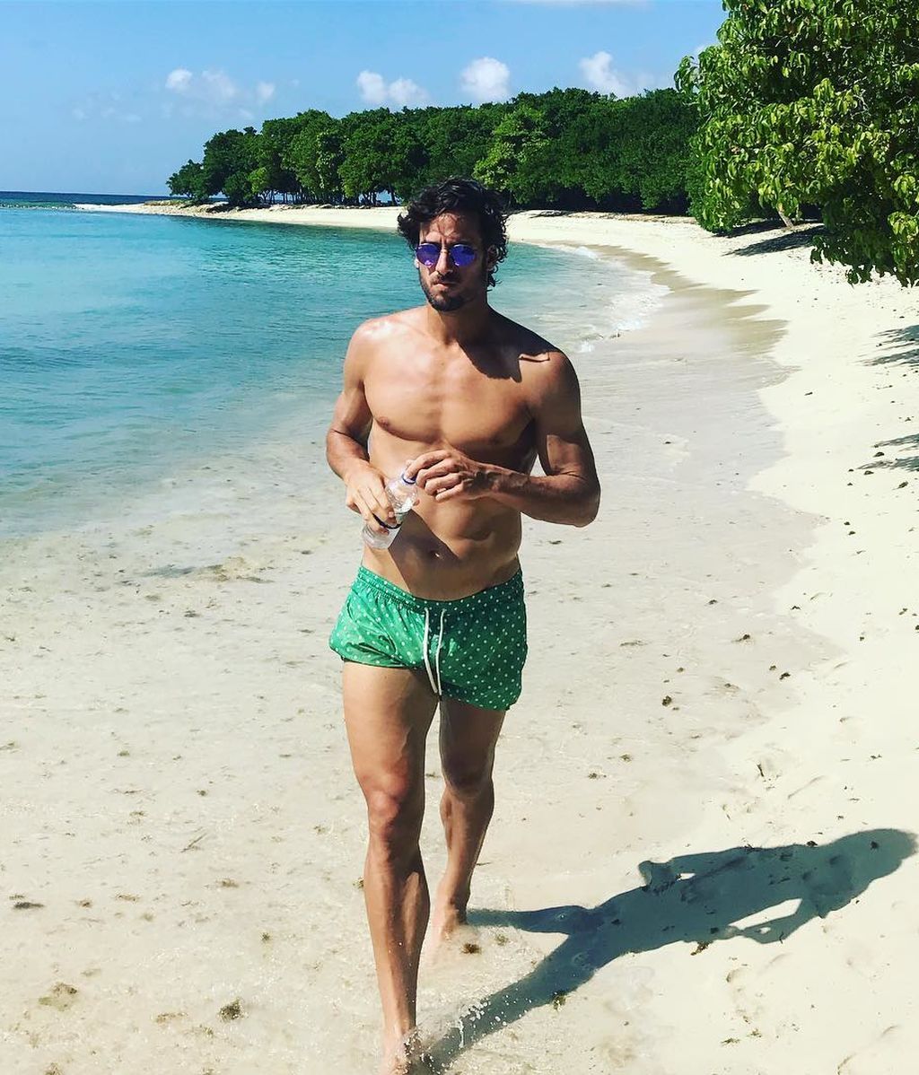 Más allá del traje de chaqueta: Feliciano López. haciendo ejercicio en una playa paradisíaca