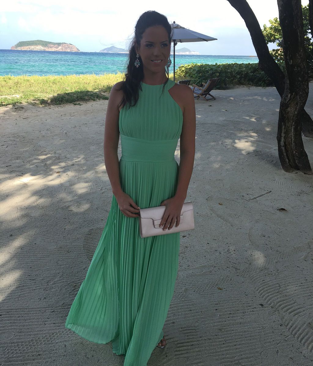 Laura Verdasco, prima del novio,  lució un vestido largo plisado color verde marino