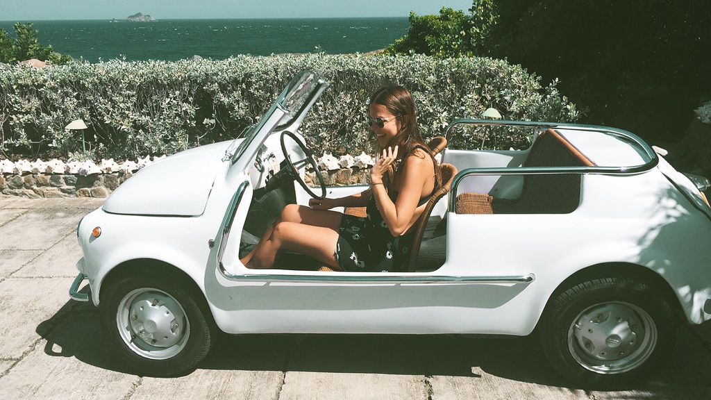Un coche blanco vintage protagonizó la boda isleña, y de él disfrutaron todos los invitados