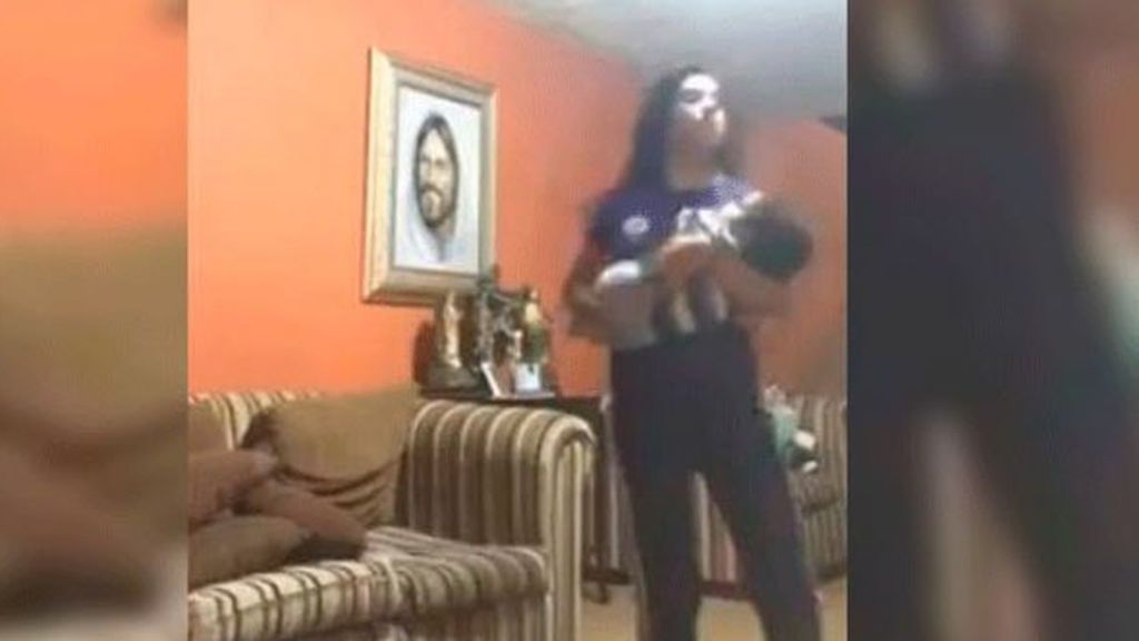 Esta madre duerme a su bebé de una forma muy peculiar