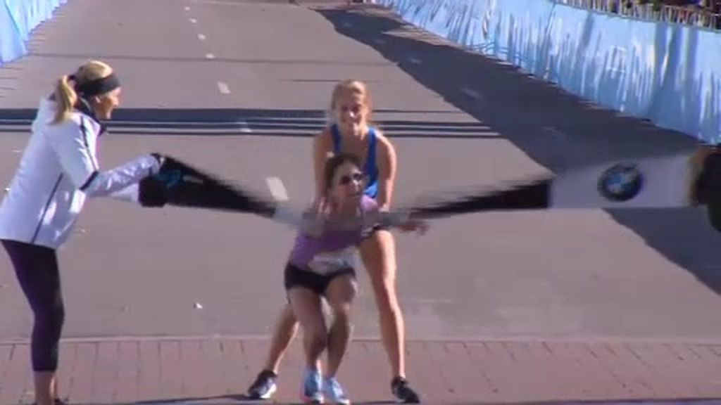 El bonito gesto de una corredora con una adversaria exhausta en la maratón de Dallas
