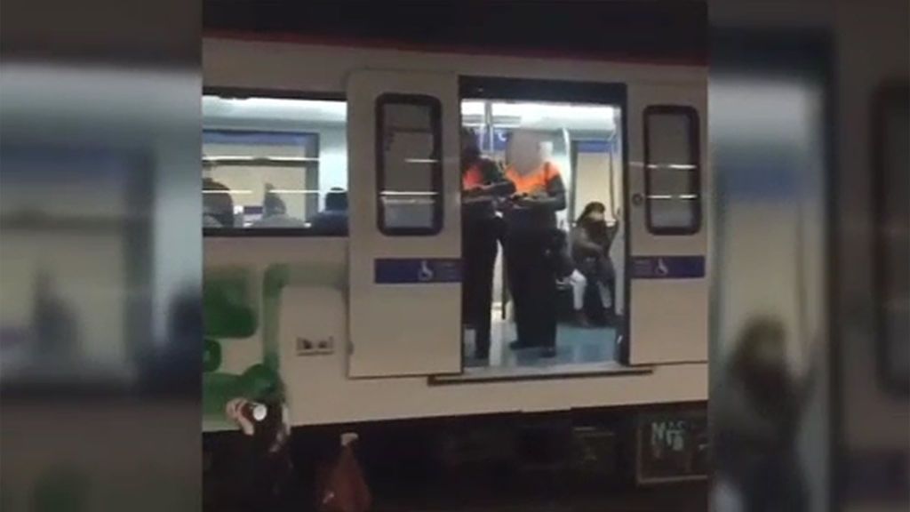 Grafiteros se enfrentan a los guardas del metro cuando realizaban una pintada en un vagón lleno de gente