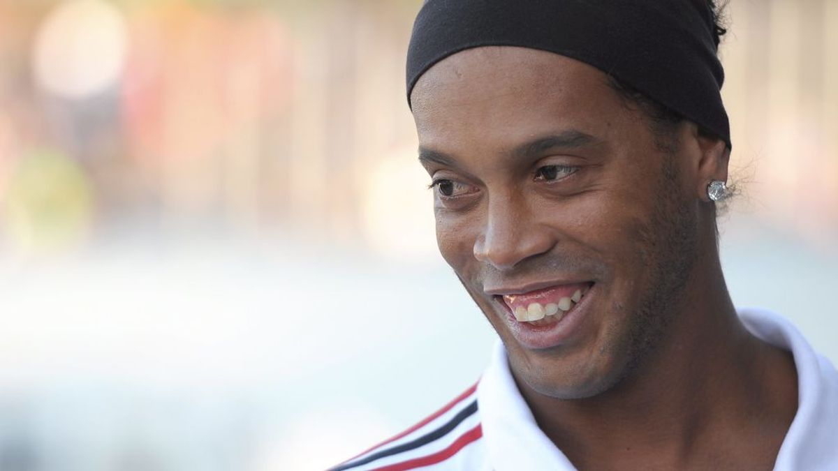 ¡Hasta el portero rival le aplaude! Ronaldinho marca un gol desde el medio del campo