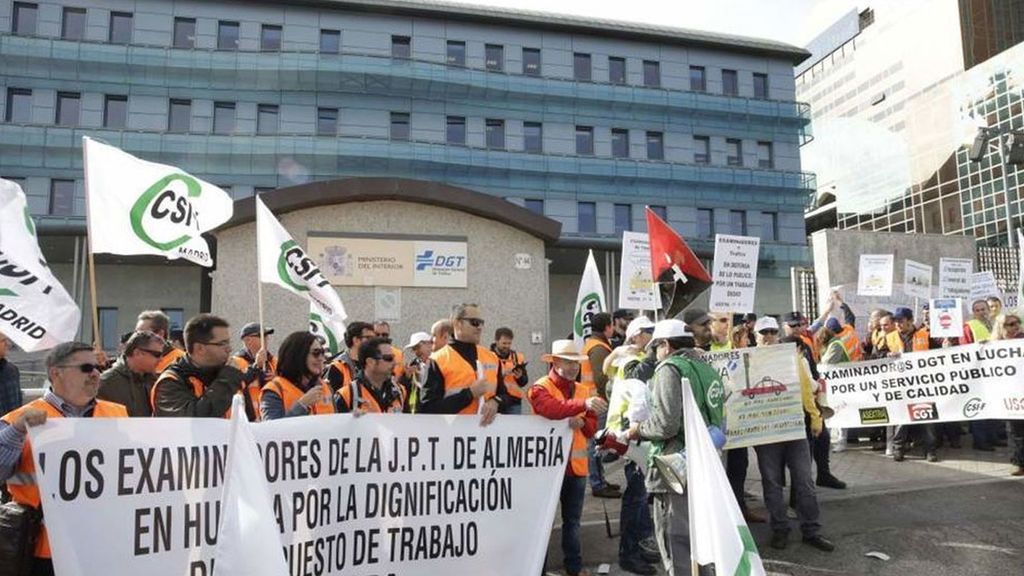 Los examinadores de tráfico desconvocan su huelga tras conseguir el aumento de sueldo