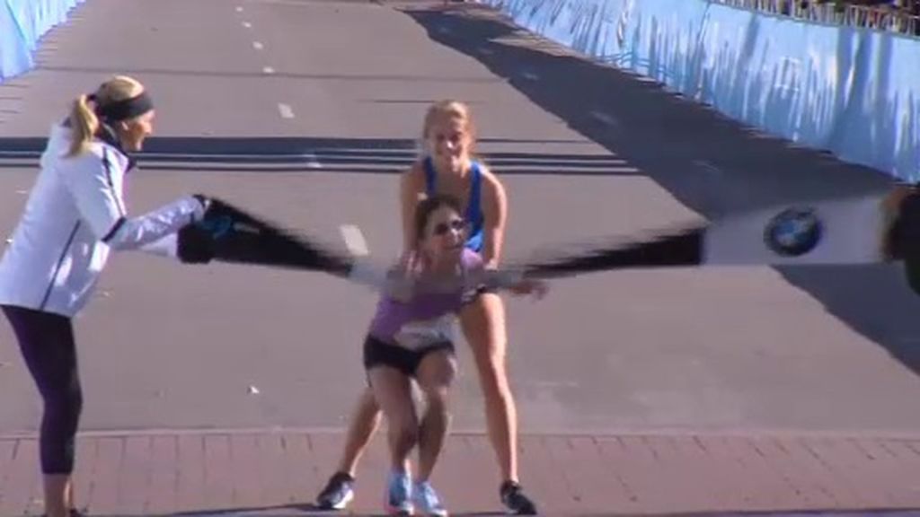 El bonito gesto de una corredora con una adversaria exhausta en la maratón de Dallas