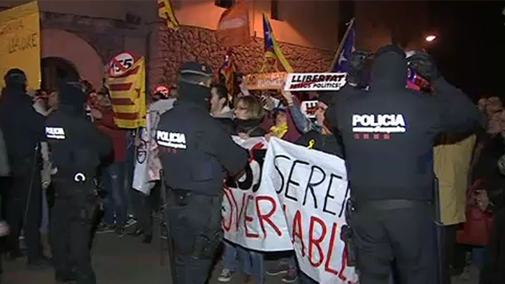 Abucheos, insultos y lanzamiento de huevos a la llegada de Rajoy a Sant Sadurní d’Anoia