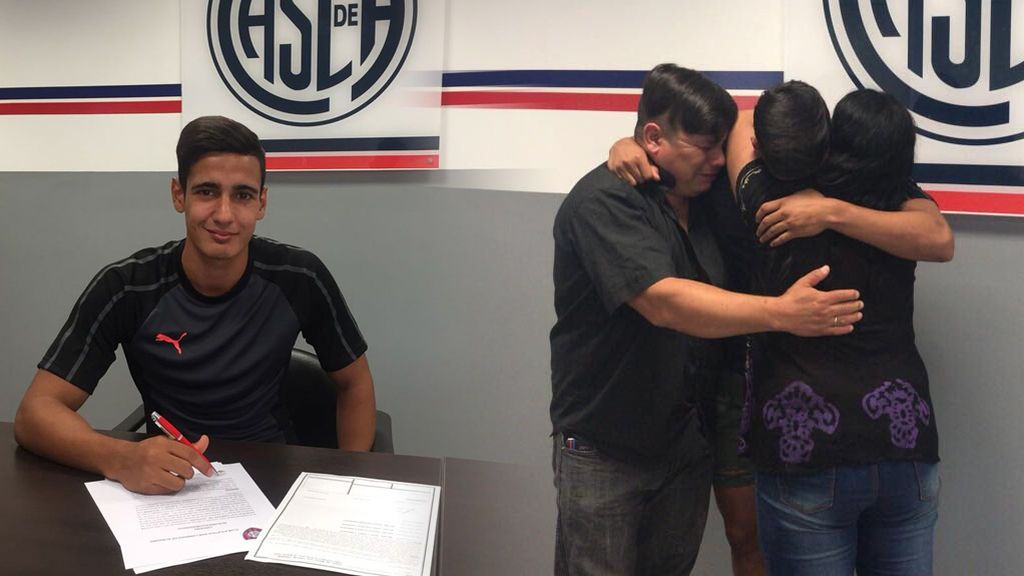 El abrazo de la superación: venció la leucemia con 15 años y con 18 ha firmado su primer contrato de futbolista El abrazo de la superación: venció la leucemia con 15 años y con 18 ha firmado su primer contrato de futbolista