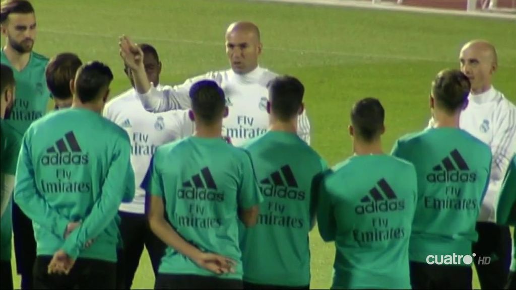 Zidane da una charla a sus jugadores para pedir más contundencia, concentración y solidez