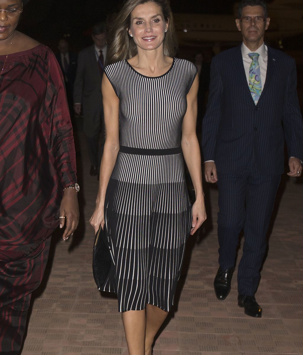 Look misionero, vestido 'psicodélico', zapatos óxford... El paso (estilístico) de Letizia por Senegal, al detalle