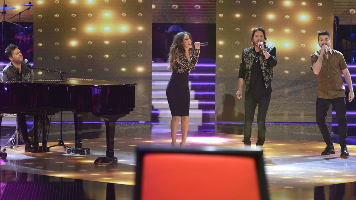 Los 'coaches' de 'La voz 5' Pablo López, Malú, Manuel Carrasco y Juanes cantan 'Otra vez', tema compuesto por ellos para el 'talent'.