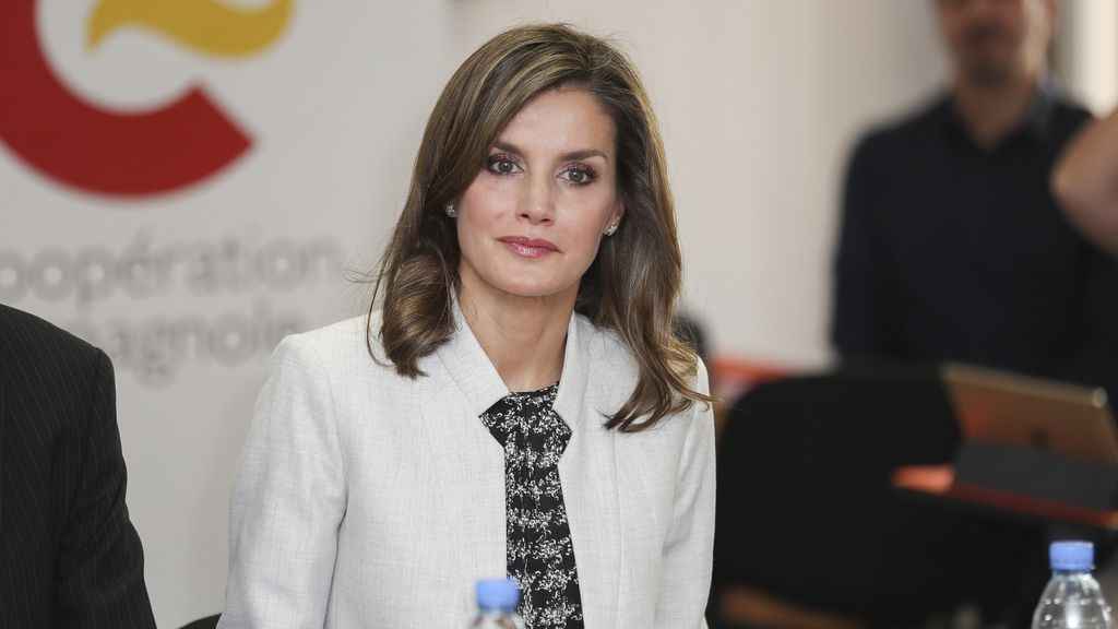 Como pendientes, Letizia repitió dos estrellas de la firma Chanel