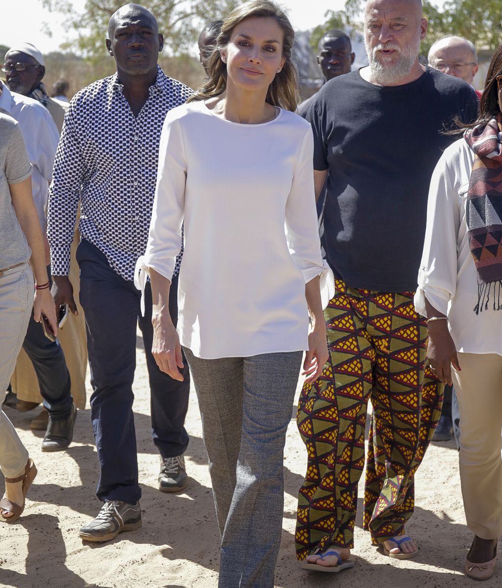 Look misionero, vestido 'psicodélico', zapatos óxford... El paso (estilístico) de Letizia por Senegal, al detalle