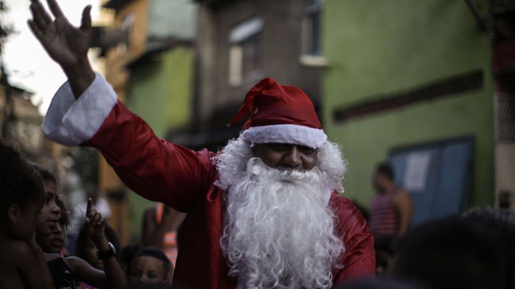 Niños brasileños apedrean a Papá Noel al quedarse sin caramelos en un desfile