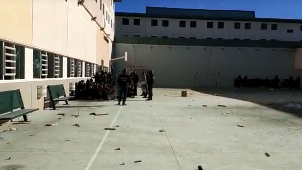 La Policía interviene en una protesta de los inmigrantes encerrados en la cárcel de Archidona