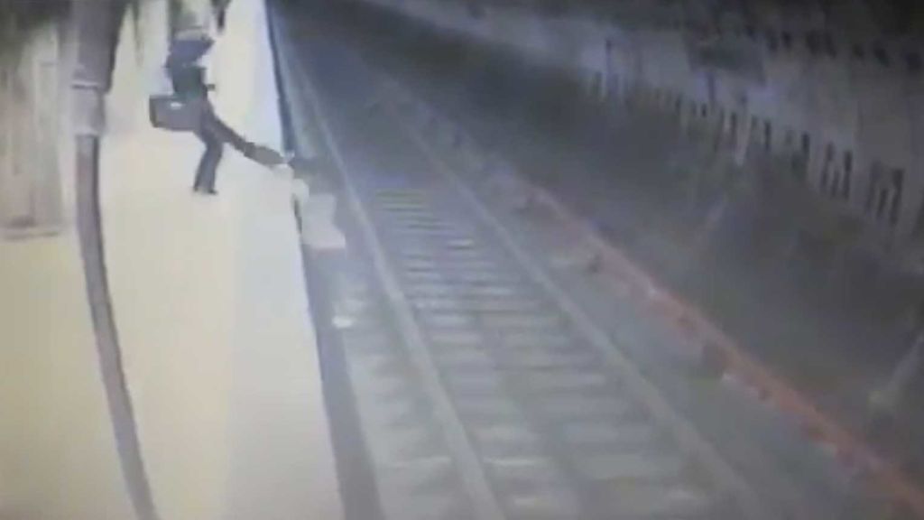 Una mujer tira a otra a las vías del metro en Bucarest y la patea para que no pueda subir