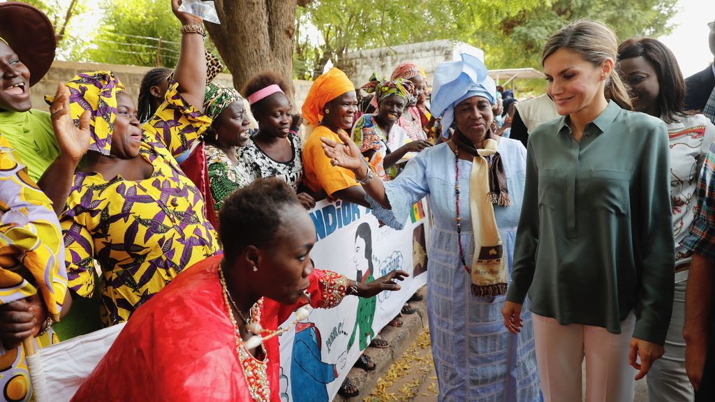 Letizia, más Melania que nunca, con camisa militar