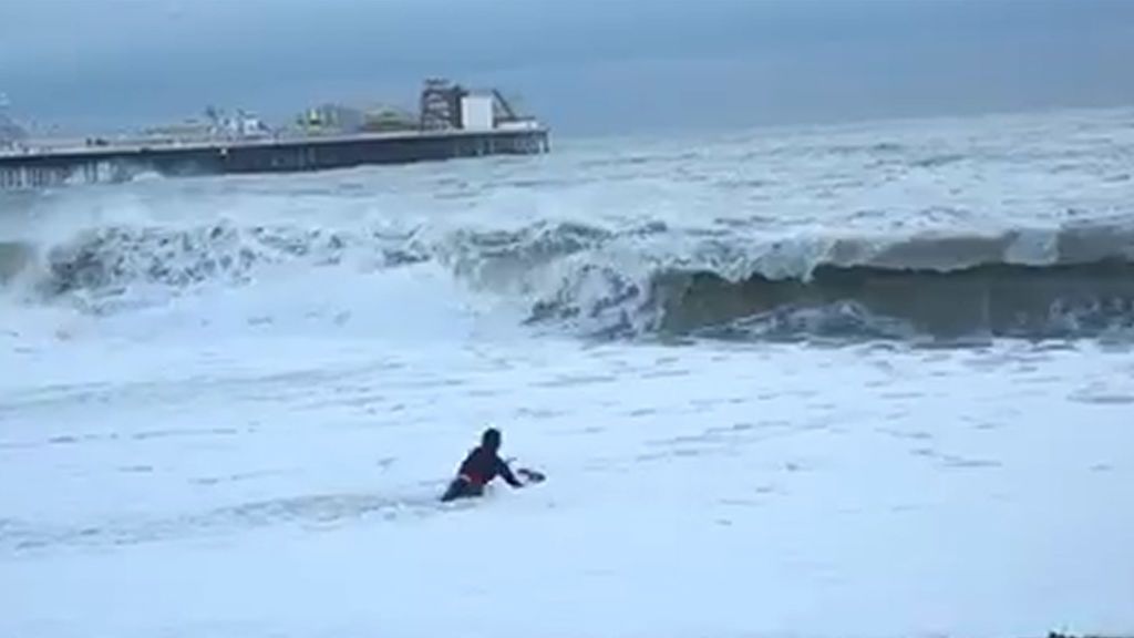 Una mujer se lanza al mar revuelto para salvar a su perro de morir ahogado