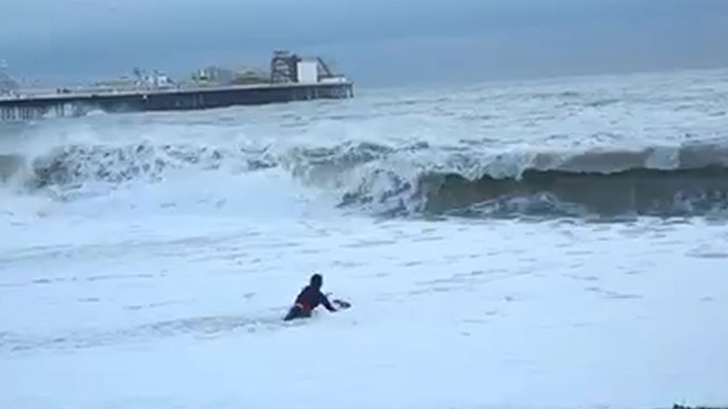 Una mujer se lanza al mar revuelto para salvar a su perro de morir ahogado