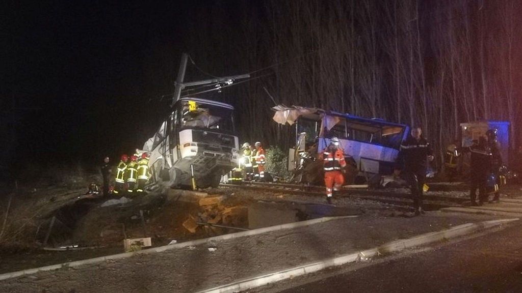 Mueren cuatro menores tras embestir un tren a un autobús escolar en Francia