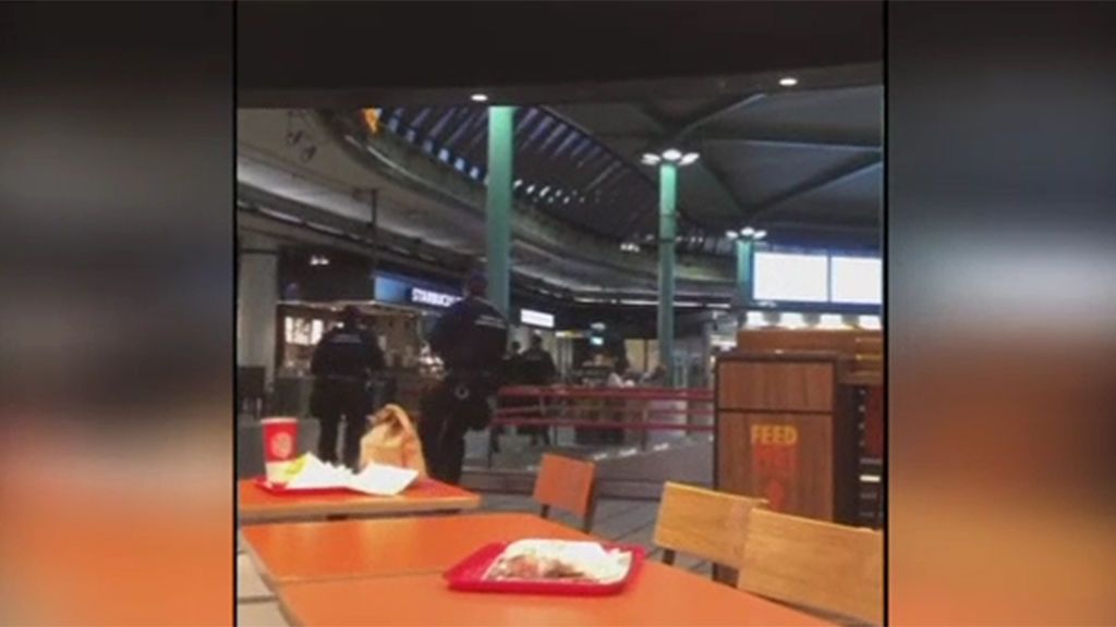 El momento en que la policía abate a un hombre que amenazaba con un cuchillo a los viajeros del aeropuerto de Schiphol