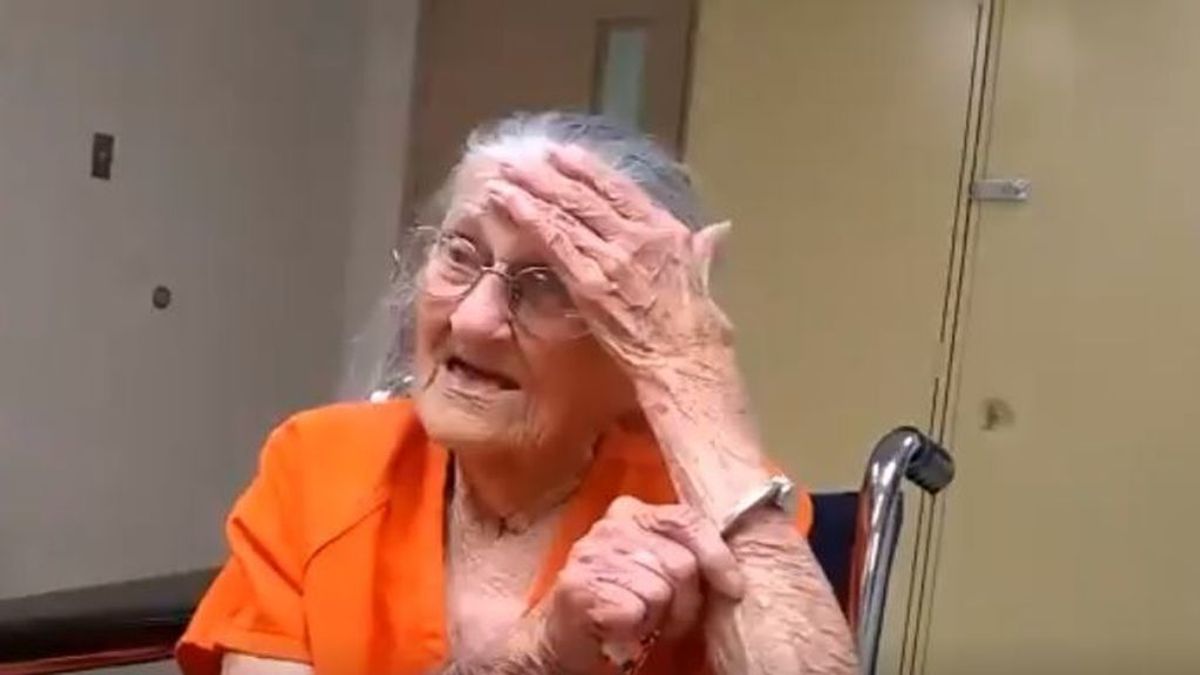 Una mujer de 93 años es detenida y esposada por no pagar el alquiler de su hogar