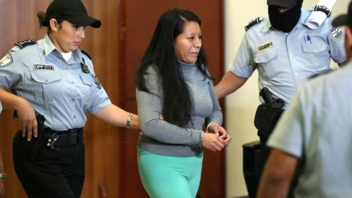 Condenan a 30 años de cárcel a una mujer por dar a luz a un bebé muerto en El Salvador