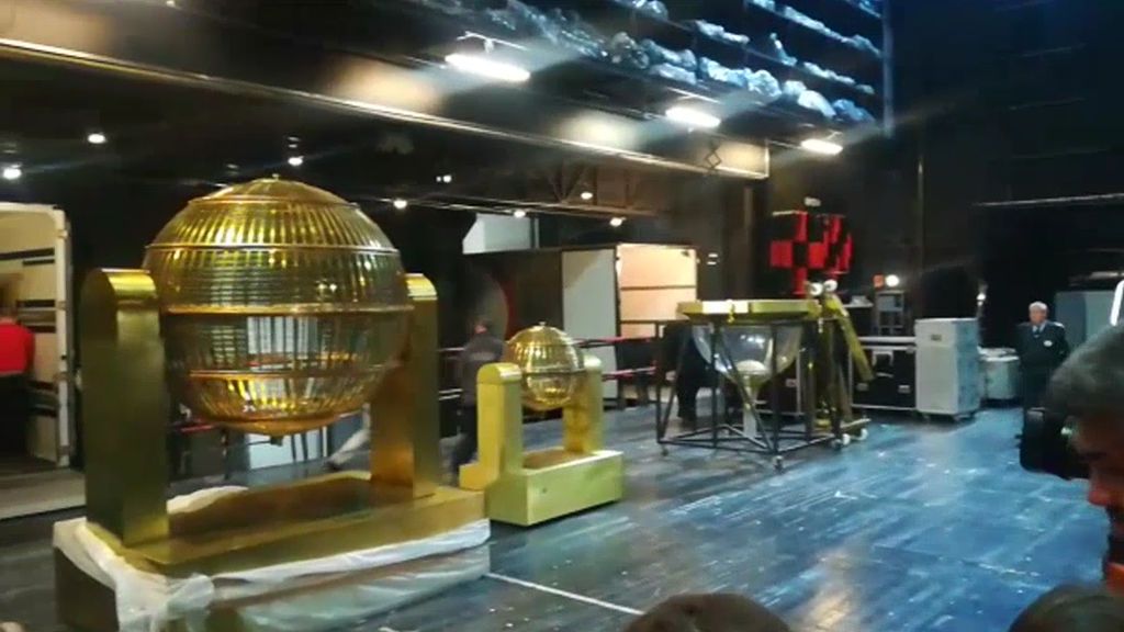 Los bombos  del Sorteo de la Lotería de Navidad llegan al Teatro Real de Madrid