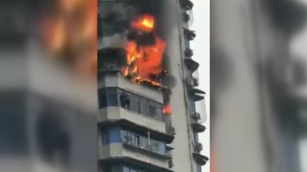 El espectacular momento en el que un hombre se cuelga de un edificio para salvarse de un incendio