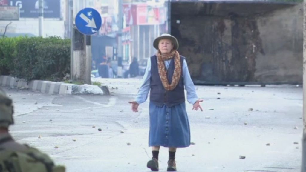 Una anciana se juega la vida para mediar entre palestinos e israelíes