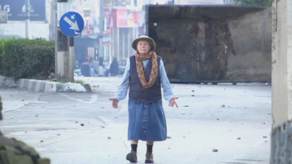 Una anciana se juega la vida para mediar entre palestinos e israelíes