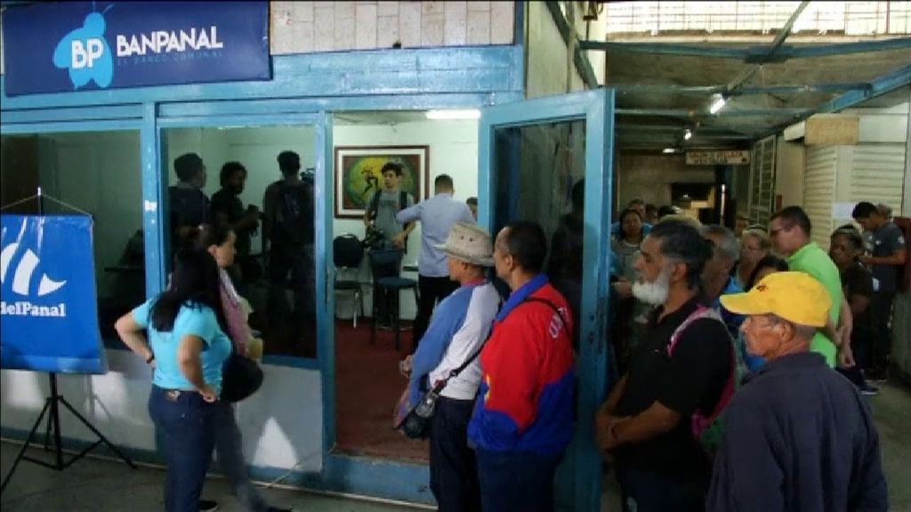 Un barrio marginal de Venezuela crea su propia moneda para combatir la escasez de dinero