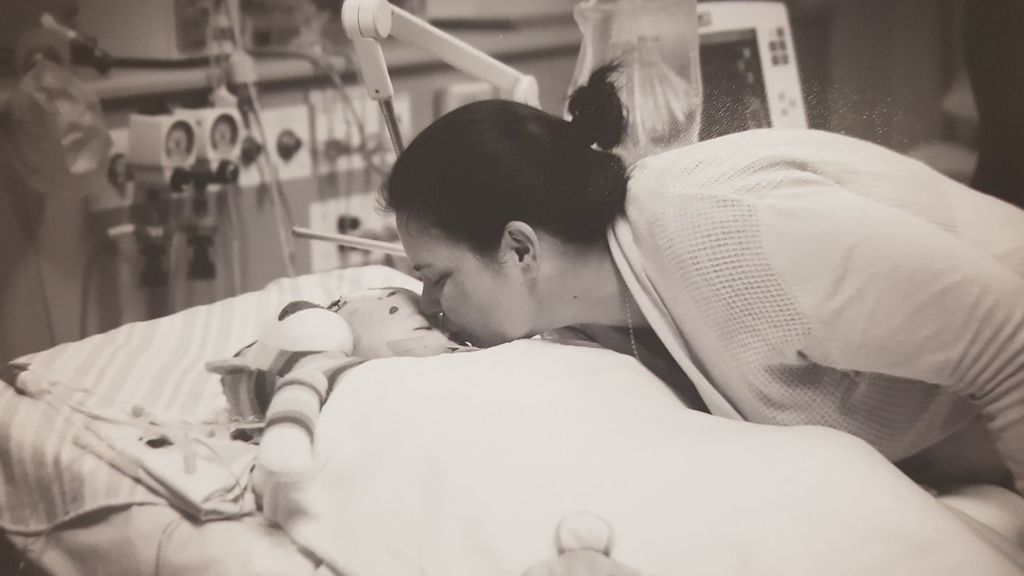 Bobby y su madre en el hospital