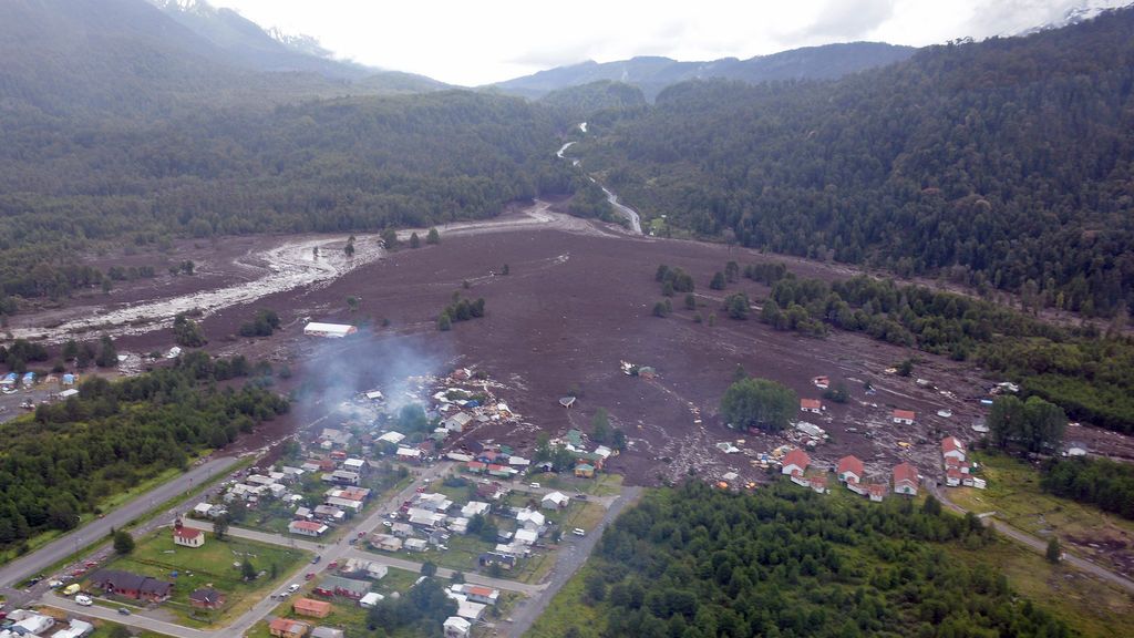 Un deslizamiento de tierra sepulta una aldea al sur de Chile