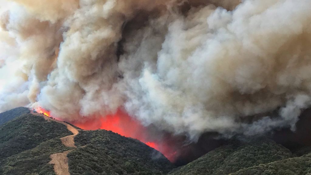 California se enfrenta al tercer incendio más devastador de su historia