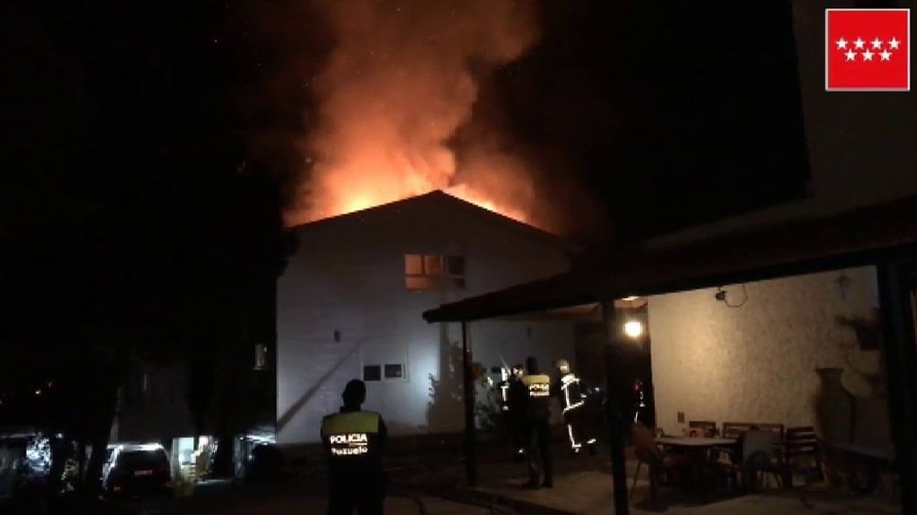 Los Bomberos extinguen un aparatoso incendio en un chalet de Pozuelo de Alarcón (Madrid)