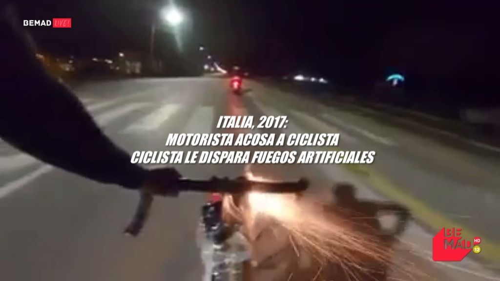 ¿Es un montaje? Un ciclista dispara fuegos artificiales al motorista que le acosó en la carretera
