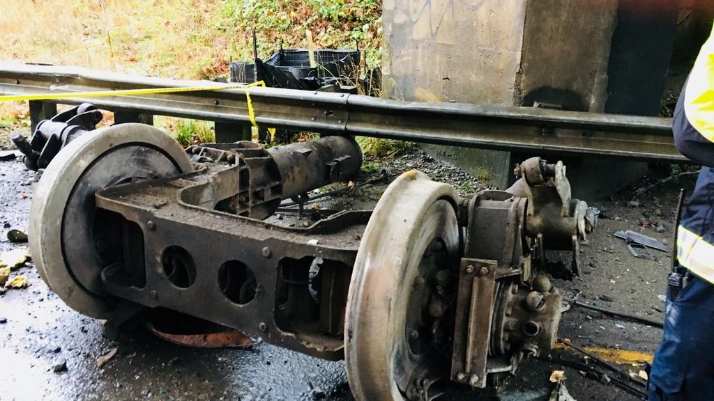 Imágenes del accidente tras el descarrilamiento de un tren en el estado de Washington