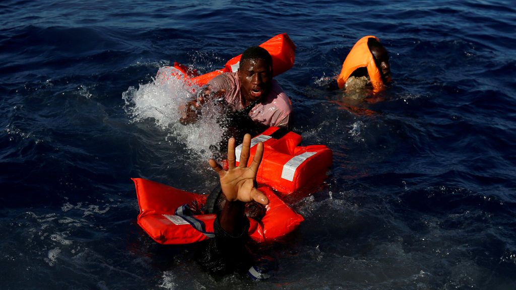 Inmigrantes luchan por mantenerse a flote al caer al agua en Libia
