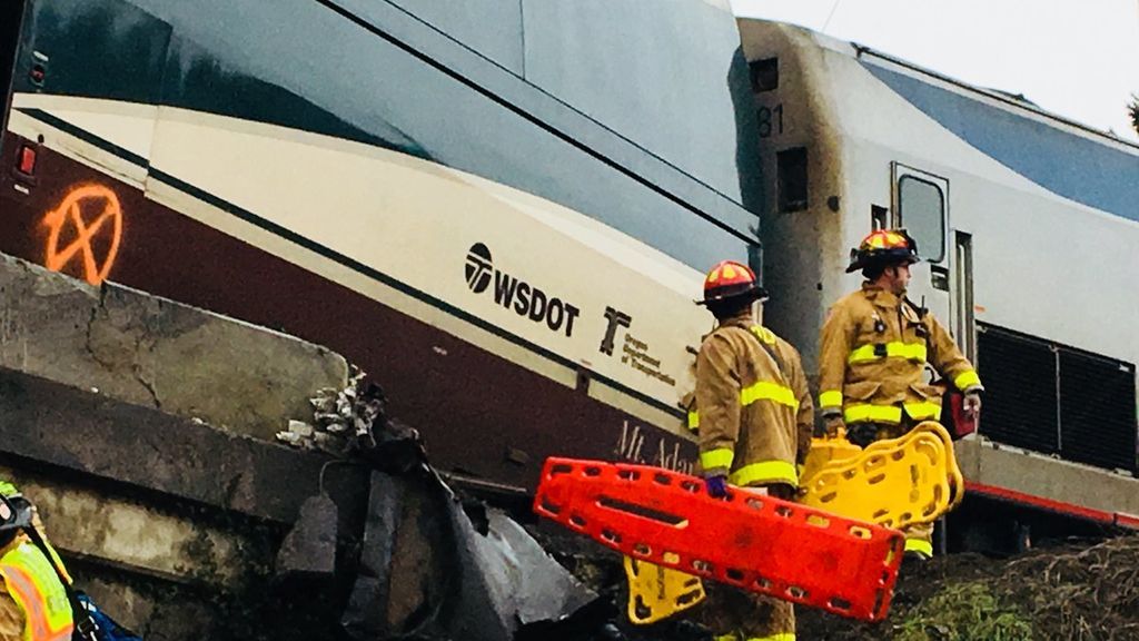 Varias víctimas tras el descarrilamiento de un tren sobre una autopista en Seattle