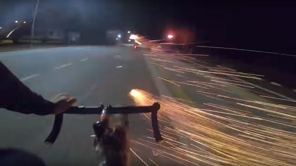 Un ciclista se venga de un motorista lanzándole fuegos artificiales